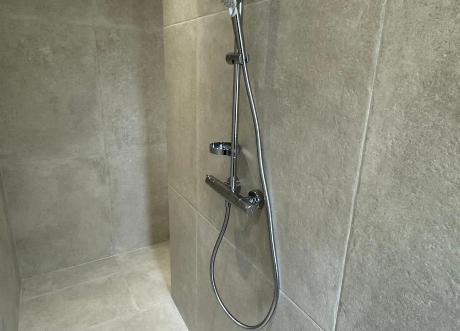 Pensión Studio Suite Climatise Avec Balcon, Kitchenette Equipee, Douche, Baignoire, Wc Et Bureau Genay
