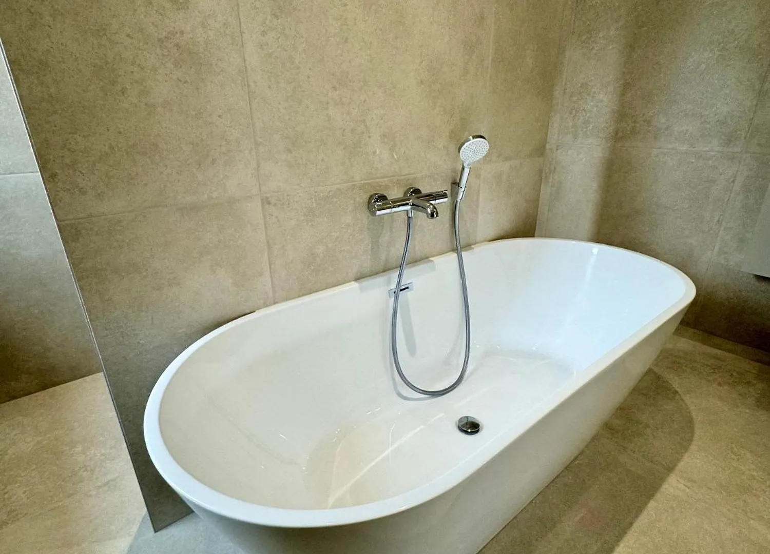 Vendégház Studio Suite Climatise Avec Balcon, Kitchenette Equipee, Douche, Baignoire, Wc Et Bureau Genay Franciaország