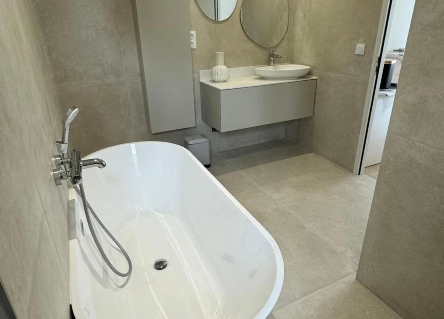 Vendégház Studio Suite Climatise Avec Balcon, Kitchenette Equipee, Douche, Baignoire, Wc Et Bureau Genay