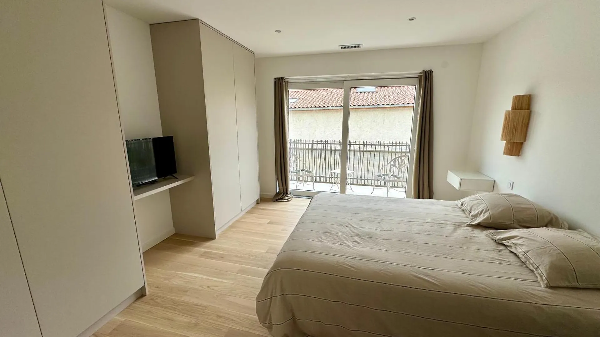 Studio Suite Climatise Avec Balcon, Kitchenette Equipee, Douche, Baignoire, Wc Et Bureau Genay Franciaország