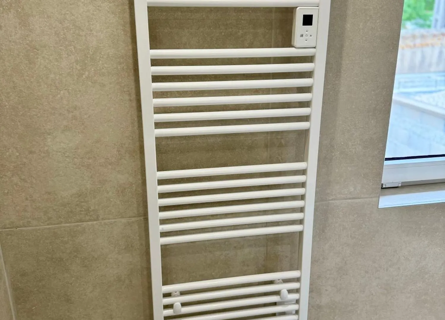 Studio Suite Climatise Avec Balcon, Kitchenette Equipee, Douche, Baignoire, Wc Et Bureau Genay Vendégház