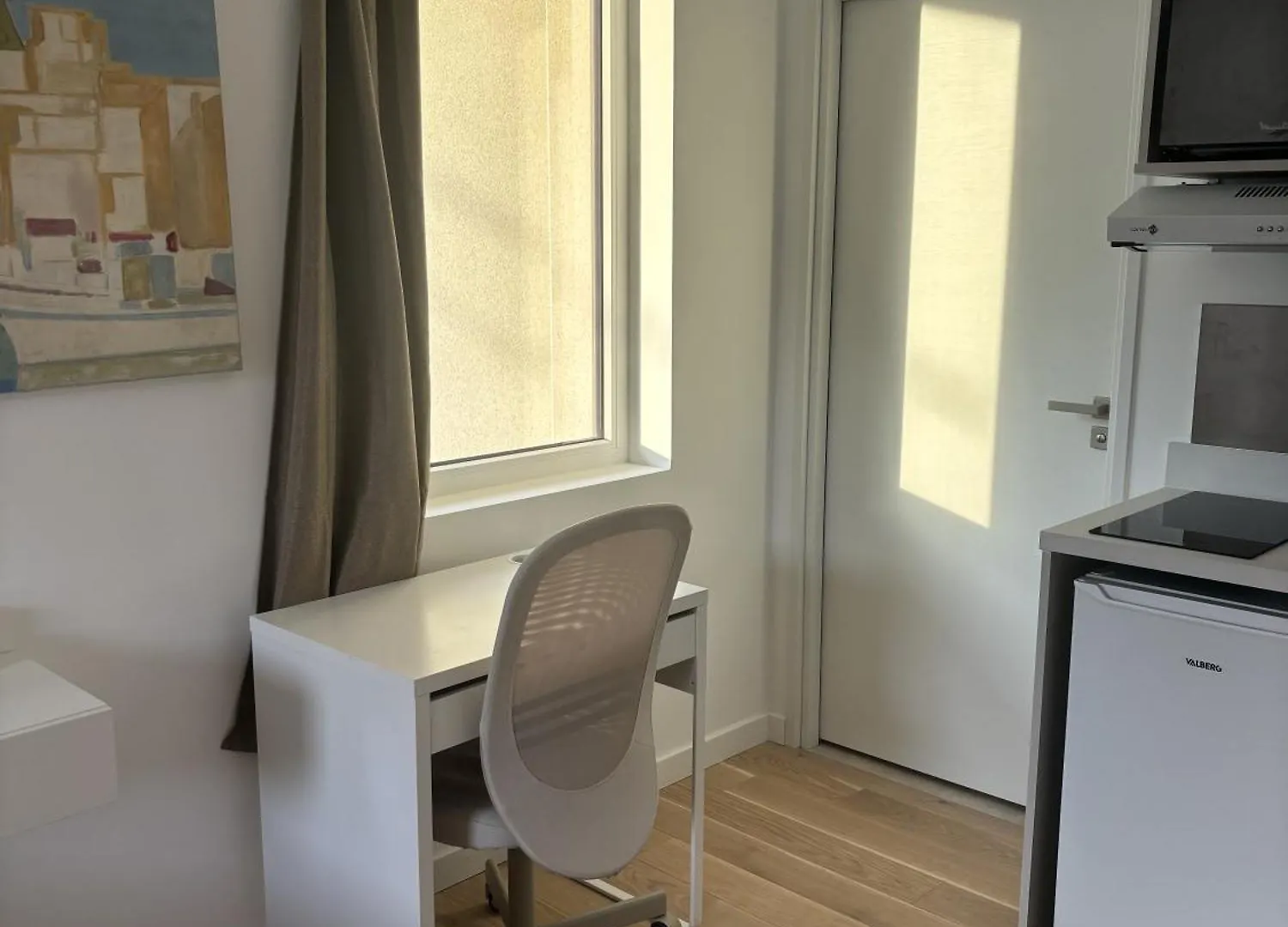 Studio Suite Climatise Avec Balcon, Kitchenette Equipee, Douche, Baignoire, Wc Et Bureau Genay